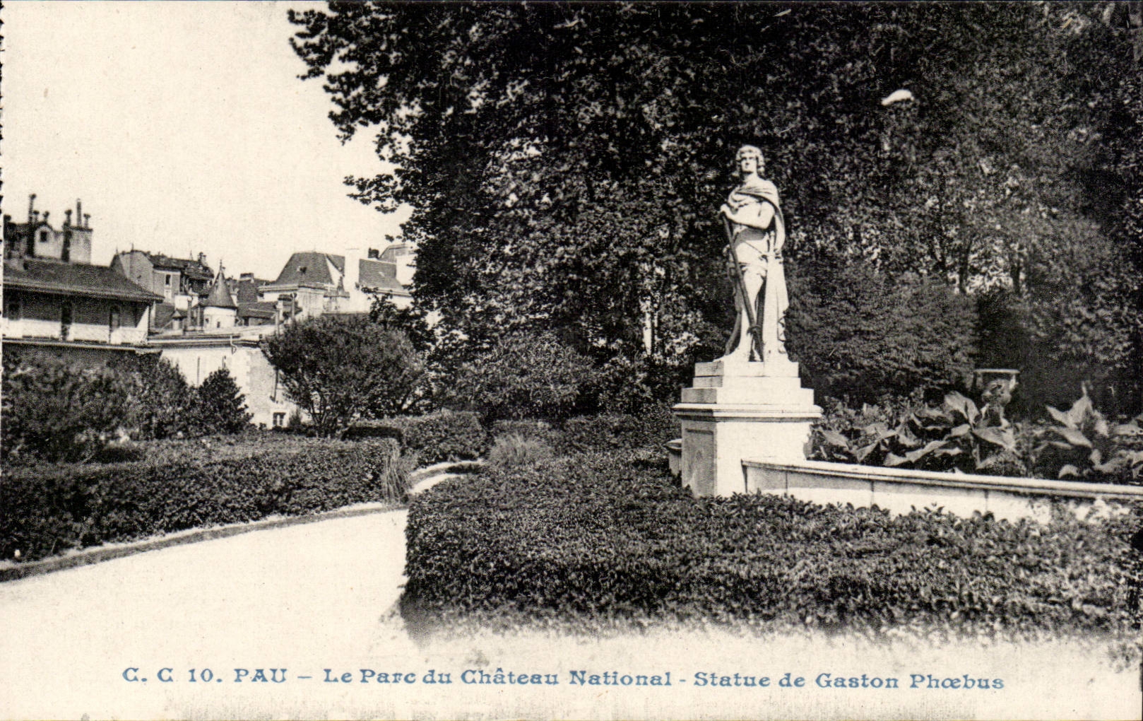 Pau CPA Le parc du chateau national Statue de Gaston Phoebus