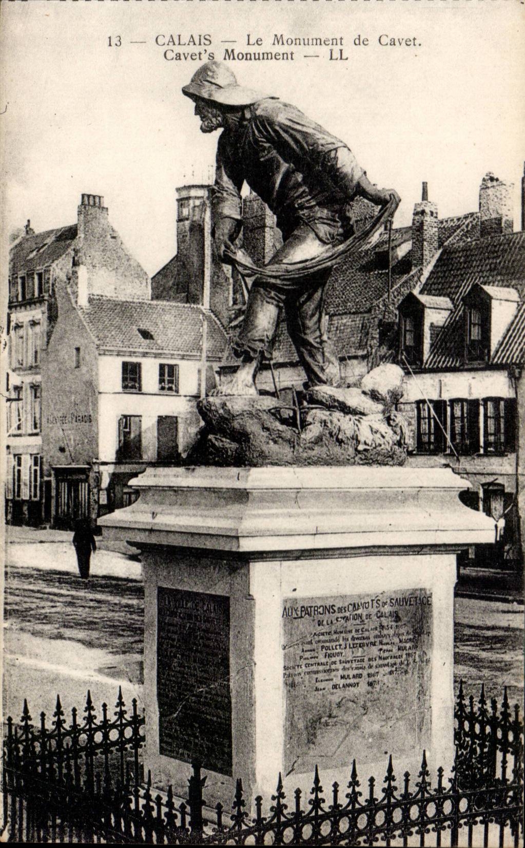 Calais CPA Le monument de Cavet (pecheur)