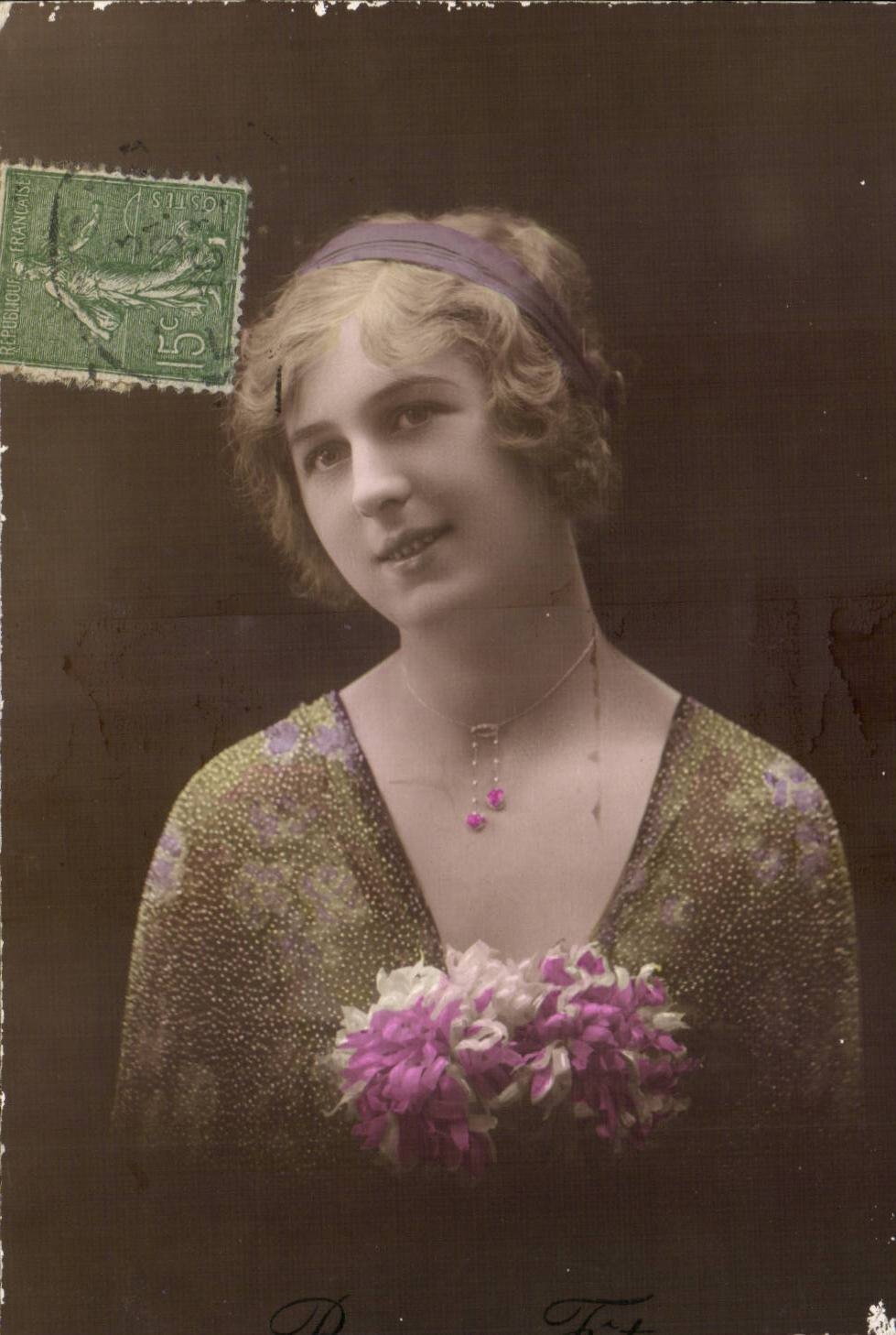 Fantaisie - Femme - Jolie Femme - Pretty Woman with small bouquet - CPA 