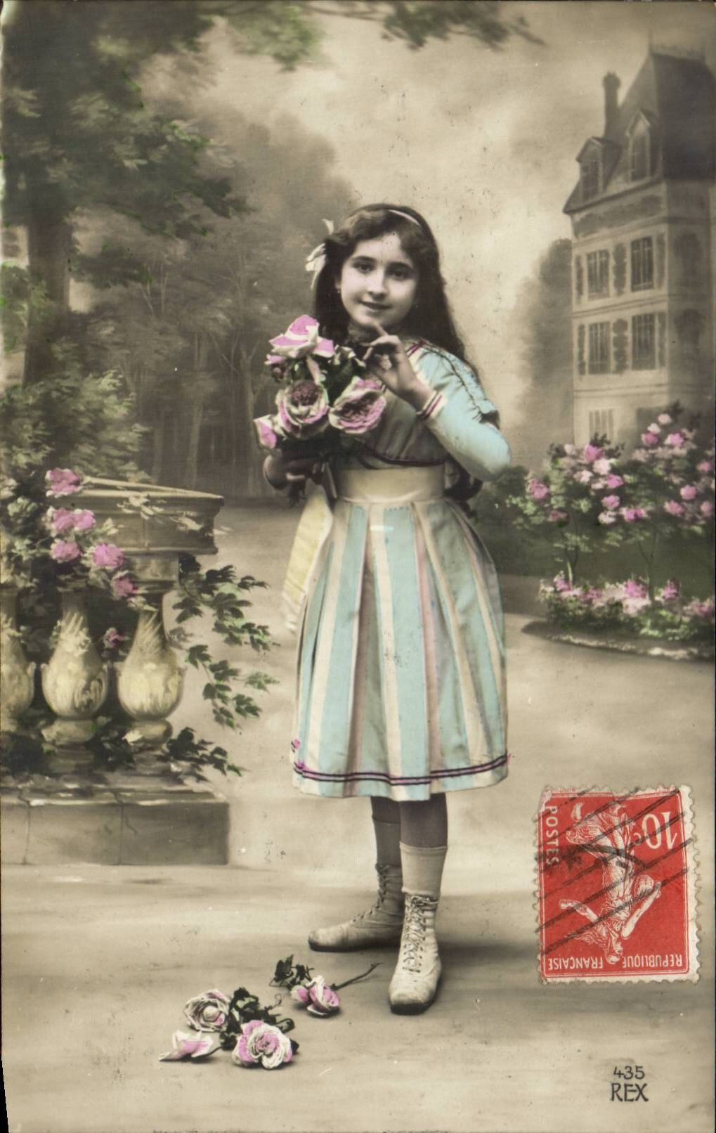 Fantaisie - Enfant - charming little girl clutching bouquet - - CPA 