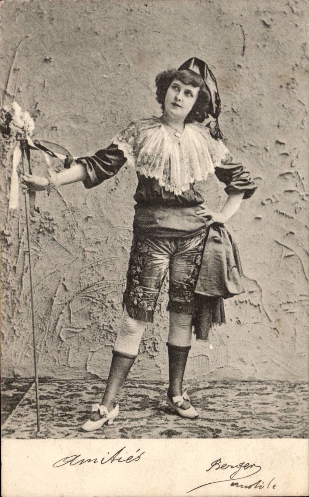 Fantaisie - Femme - Woman in interestin costume - CPA 