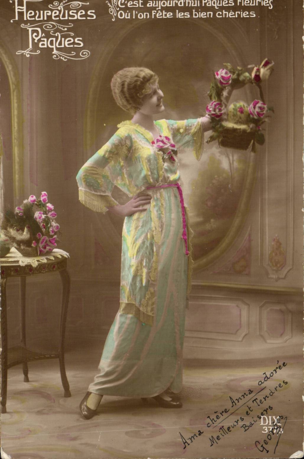 Fête de Pâques — Femme en robe colorée tenant un panier de roses — DIX 3774