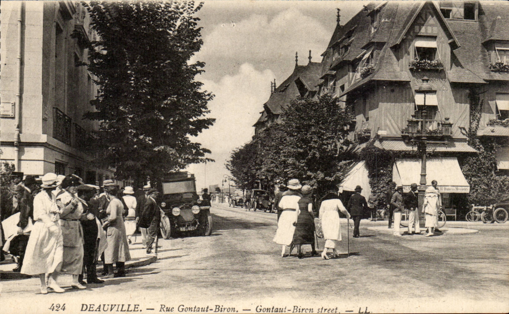 Deauville - Rue Gontant Biron - automobile - busy city street - CPA 