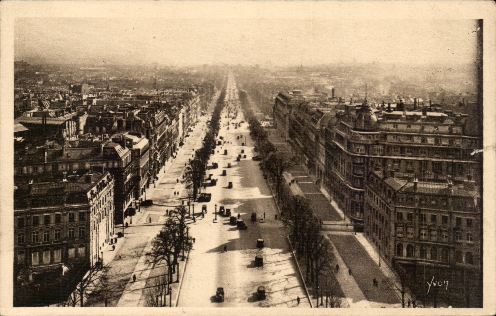 Paris - 8 - L'Avenue des Champs Elysees vue de l'Arc de Triomphe - CPA 