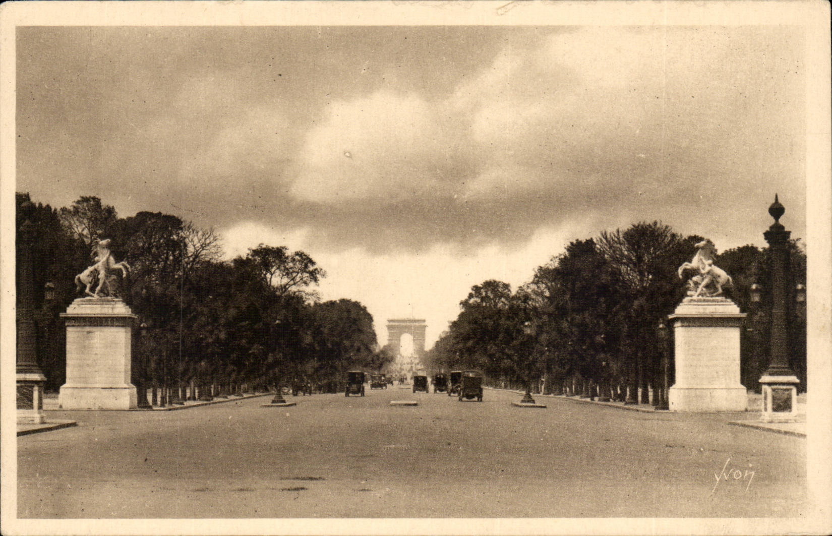Paris - L'Avenue des Champs Elysees et L'Arc de Triomphe - automobile - CPA 