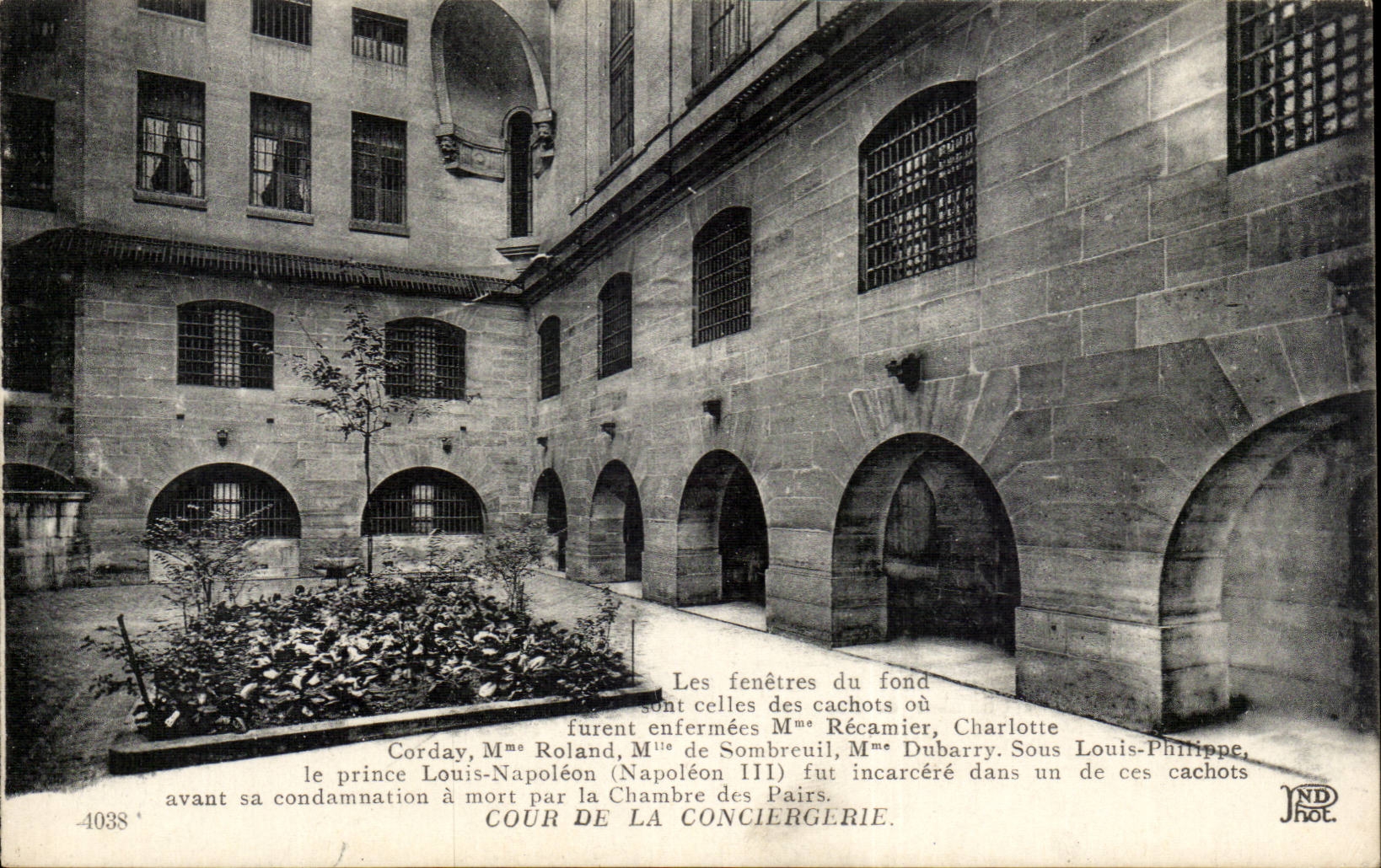 Paris - 1 Cour de la Conciergerie - Les Fenetres du fond - CPA 