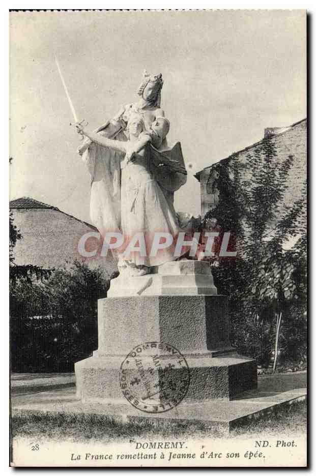 Domrémy — Statue de la France remettant à Jeanne d'Arc son épée — ND. Phot.