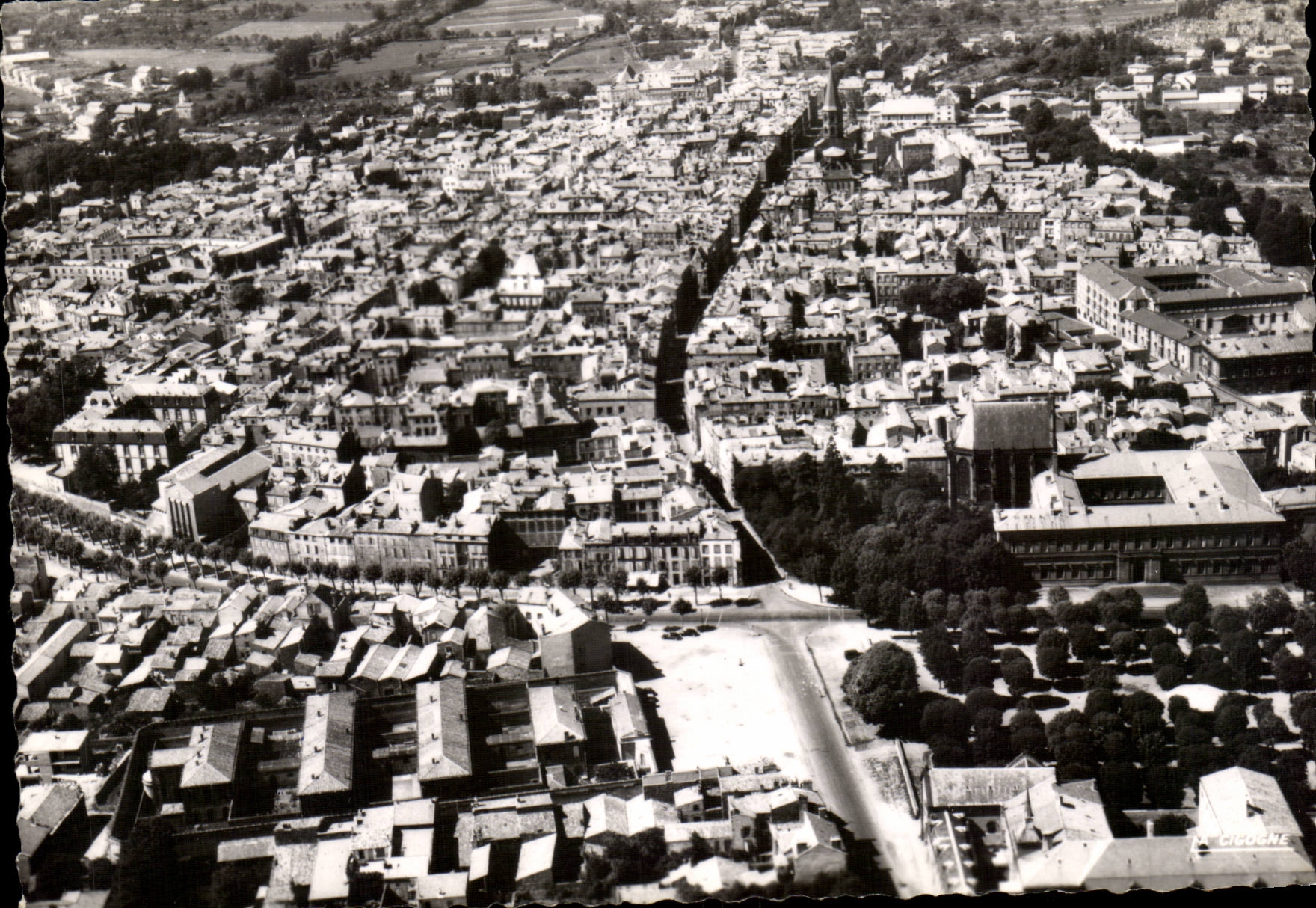 Vue aérienne de Riom — (Pilote-opérateur R. HENLRARD) — Éditeur CIGOGNE