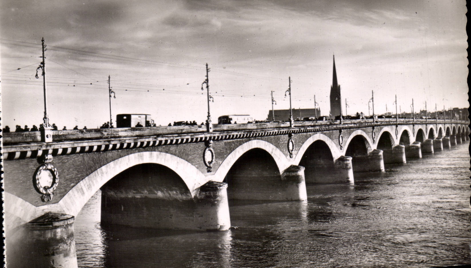 Bordeaux - Le Pont de Pierre et la Tour Saint Michel - CPA 