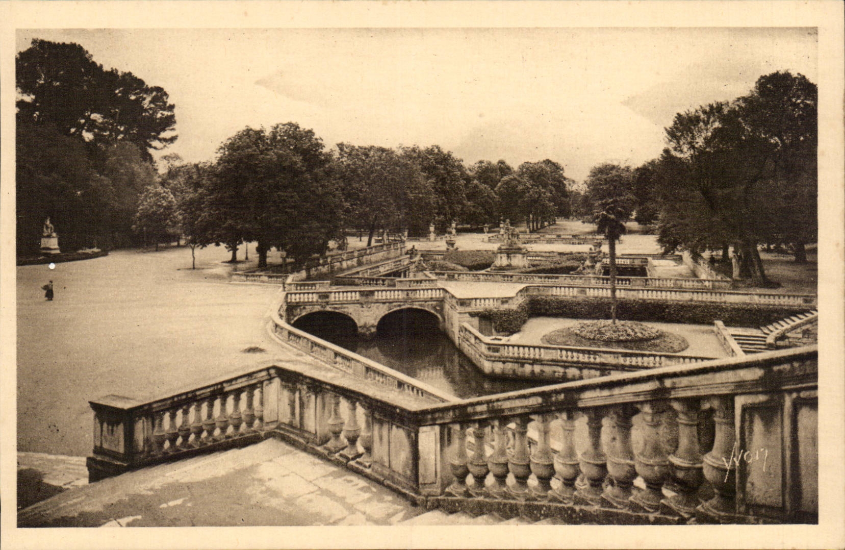 Jardin de la Fontaine — Vue d'ensemble des Bains Romains — Les Éditions d'Art Yvon, Paris