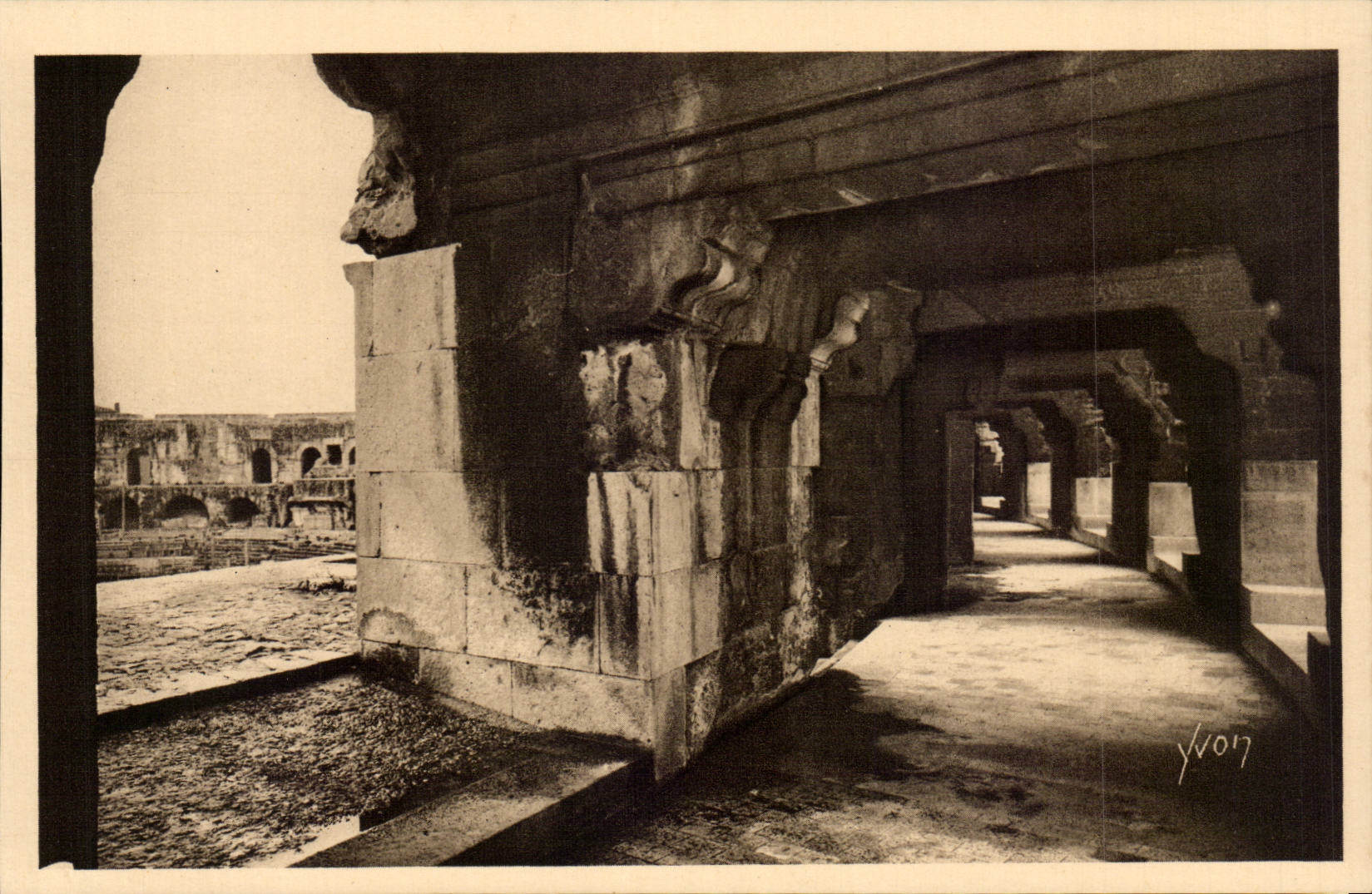 Les Arènes - Galerie monumentale du 1er étage — Nîmes (Gard) — Éditions d'Art YVON, Paris