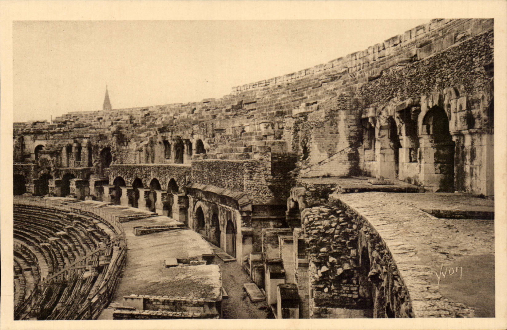 Nîmes — Intérieur des Arènes — Galeries et Gradins — Éditions d'Art YVON, Paris