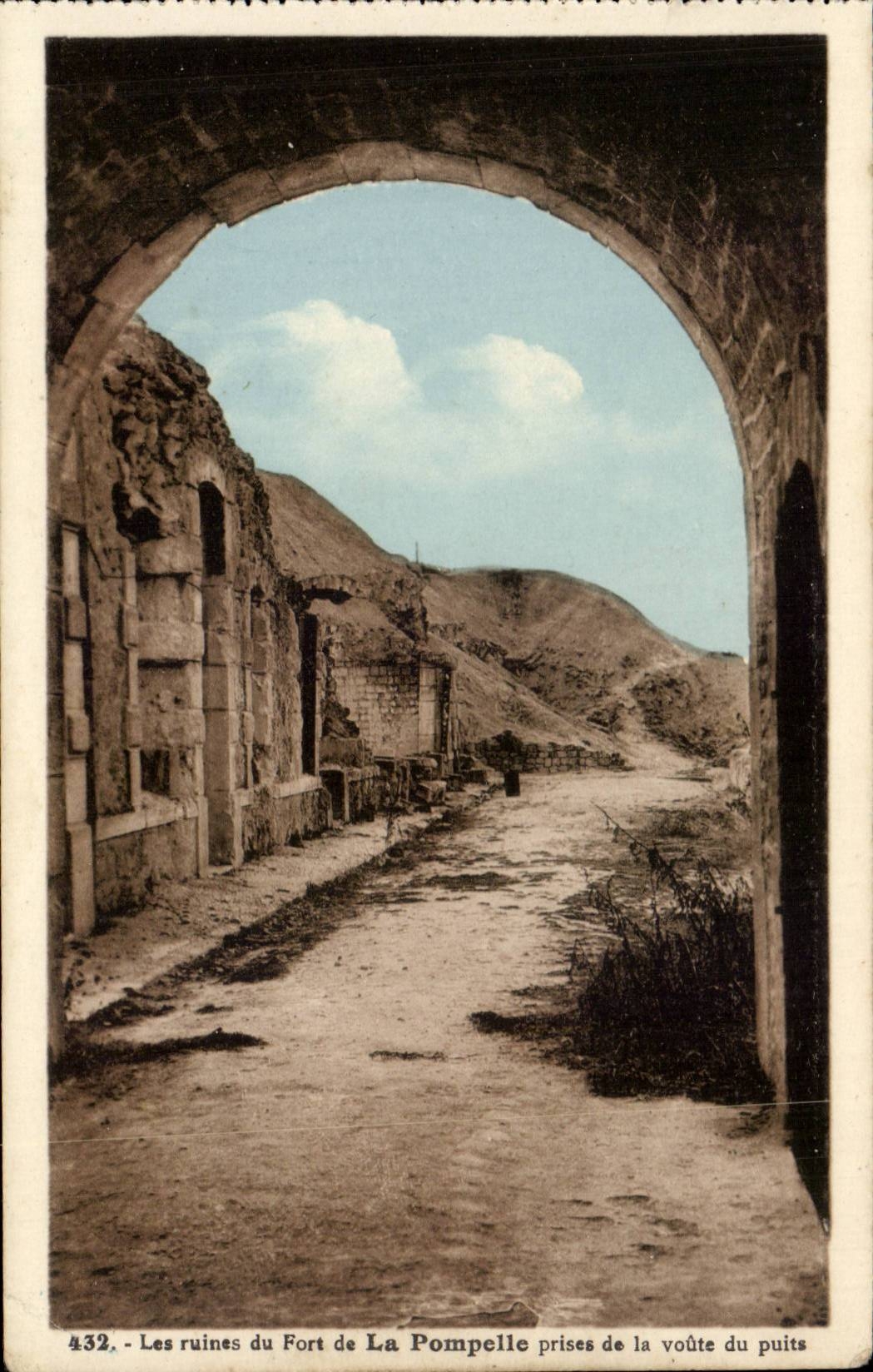 Les ruines du Fort de La Pompelle — prises de la voûte du puits — Jacques Fréville, éditeur, Reims