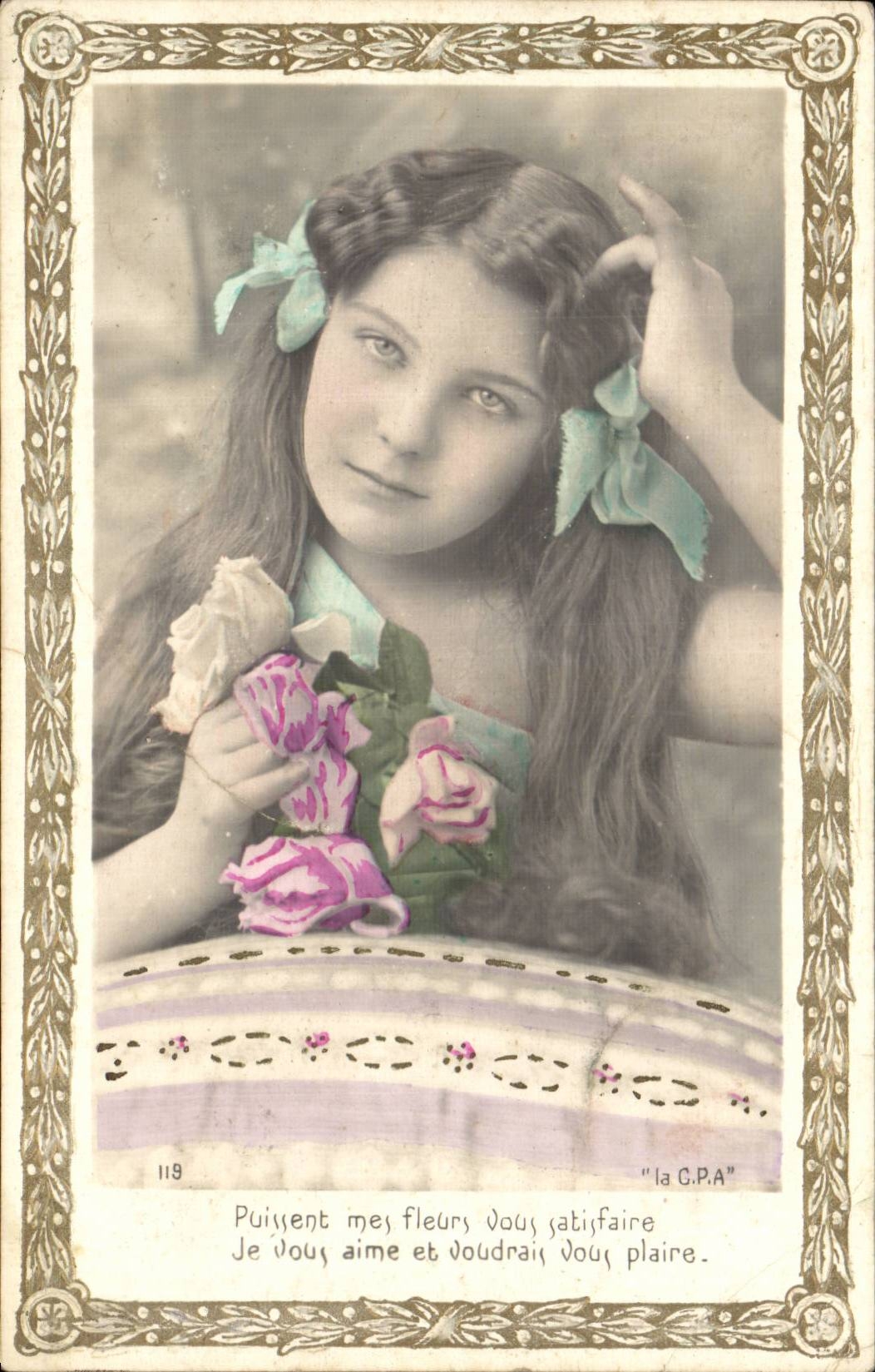 Fantaisie - Enfants - Fille - Beautiful little girl clutching roses - CPA - 