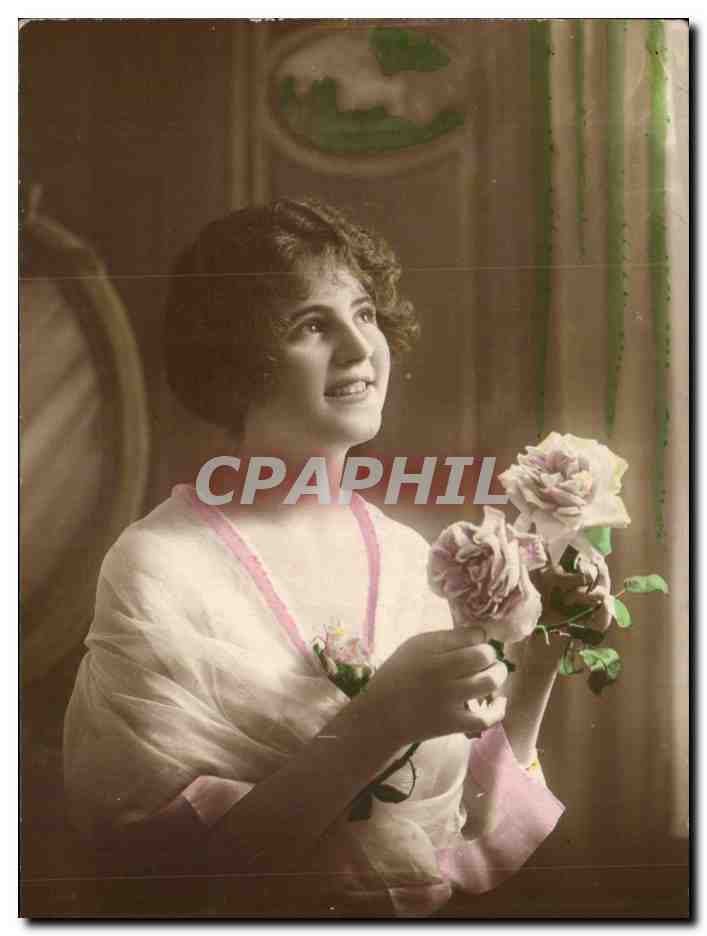 Jeune femme avec roses — photographie de studio — CPAPHIL