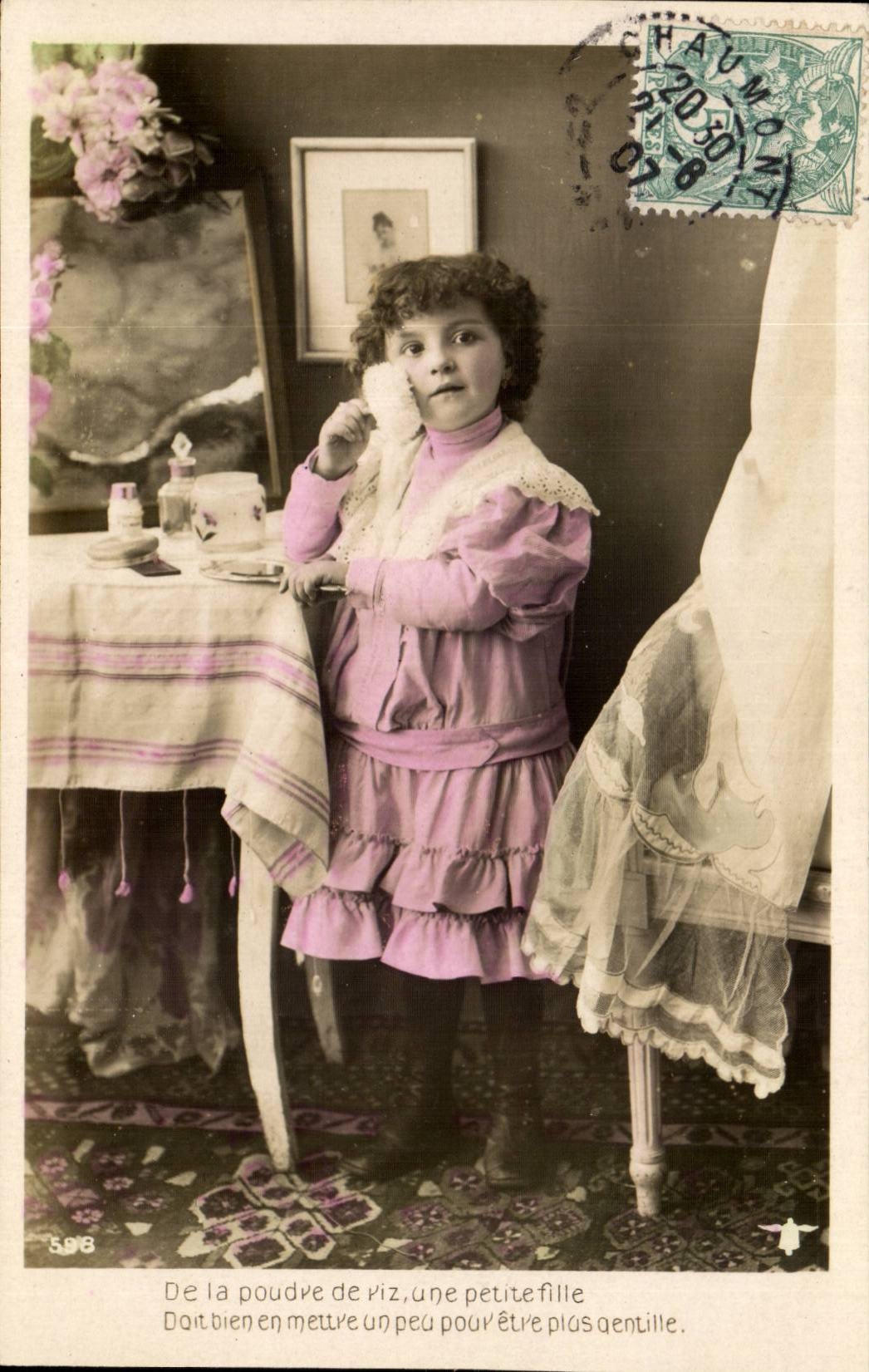 Fantaisie - Enfants - Little girl playing with mama's toiletries - CPA 