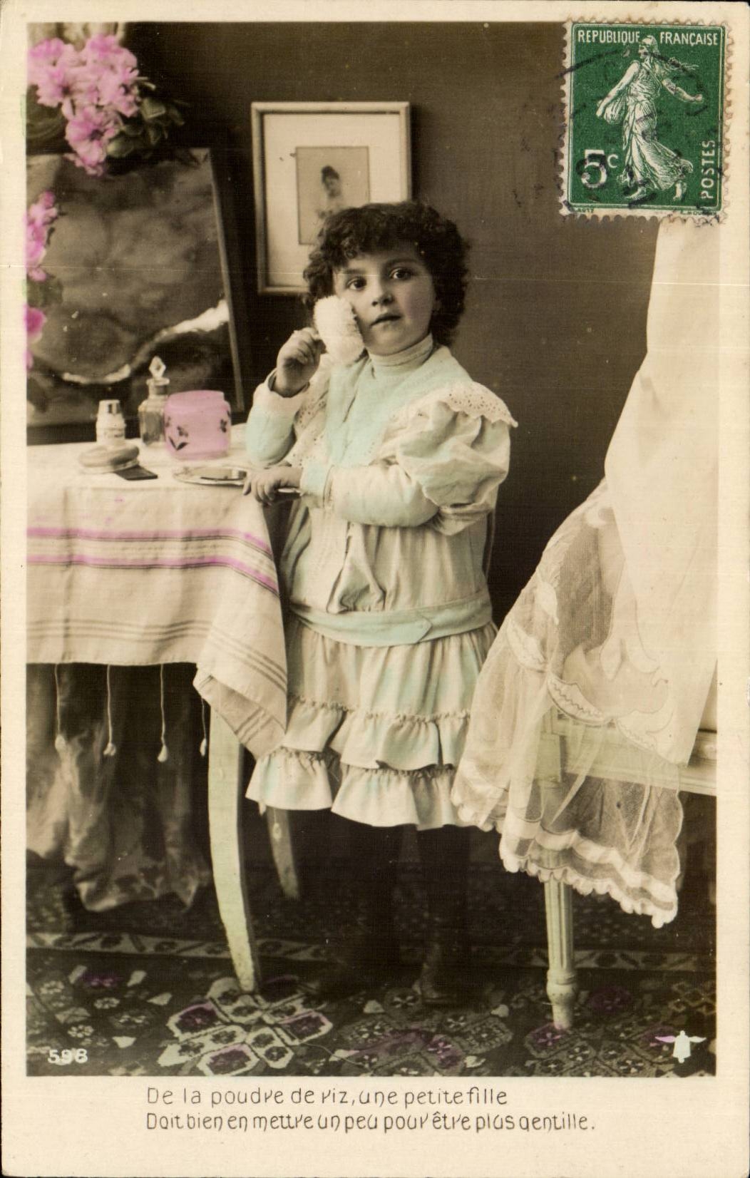 Fantaisie - Enfants - Little girl playing with mama's toiletries - CPA 