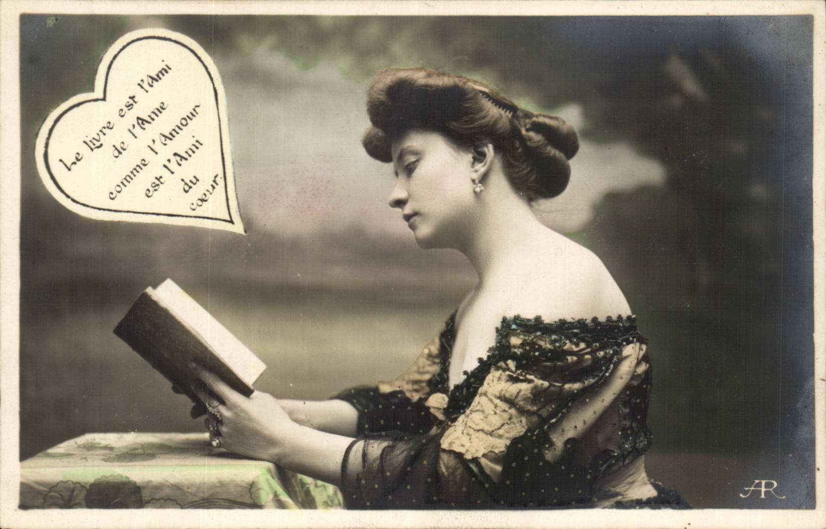 Femme lisant un livre — texte poétique — AR