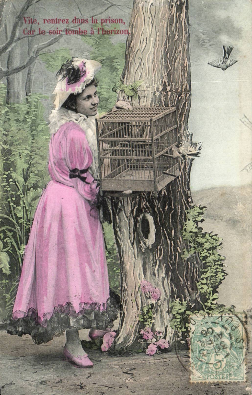 Femme en robe rose tenant une cage à oiseaux — scène forestière — éditeur non identifié