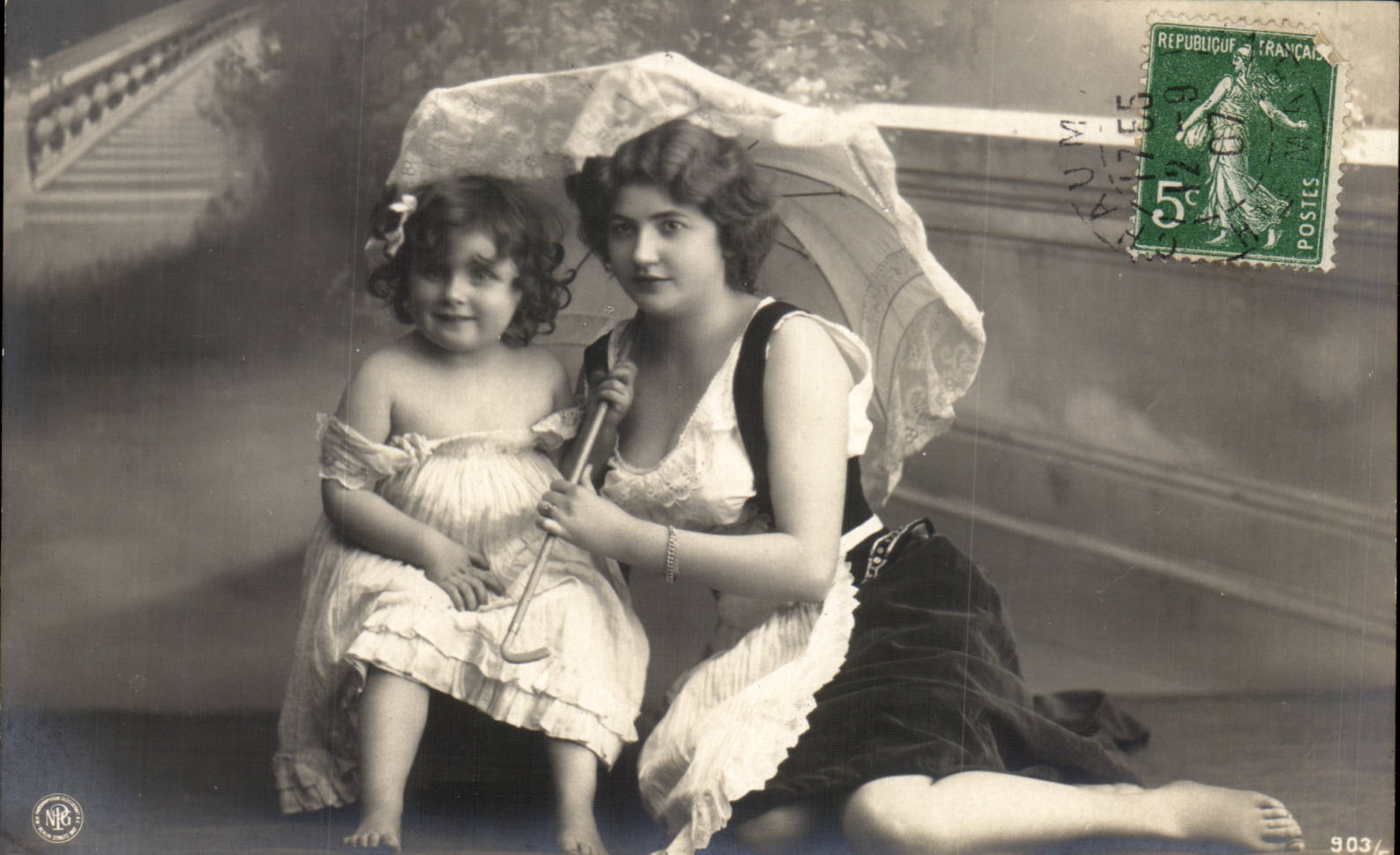 Fantaisie - Femme - Fille - Sweet child holding parasol - CPA 