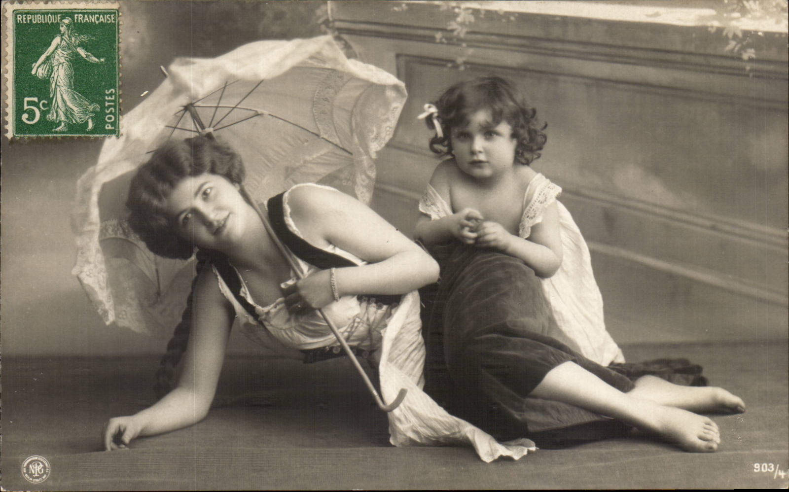 Femme et enfant avec parapluie — photographie studio — NRG, n° 903/4