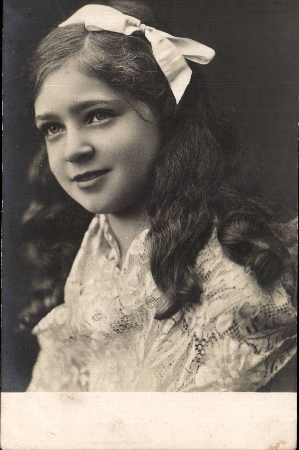 Fantaisie - Enfant - Little girl with long wavy hair l - CPA 