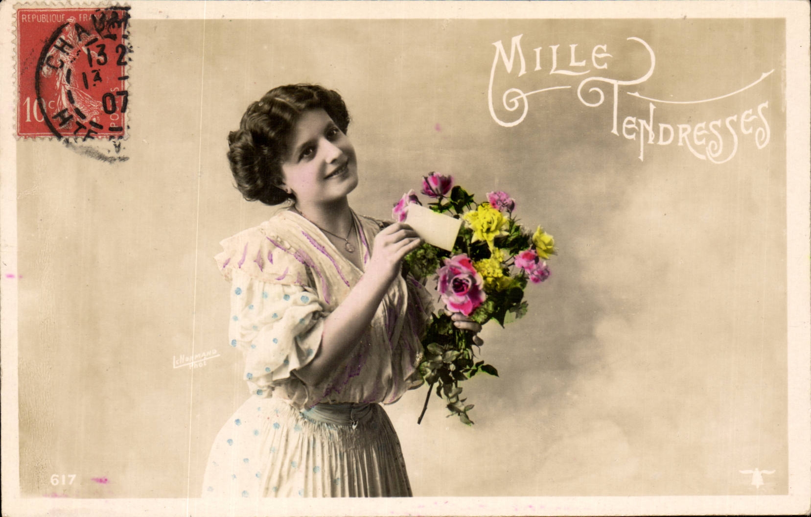 Femme tenant un bouquet de fleurs — Mille Tendresses — Lith. Nagmann, n°617