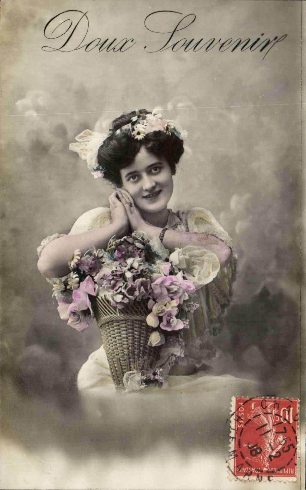 Jeune femme avec panier de fleurs — Doux Souvenir — éditeur inconnu