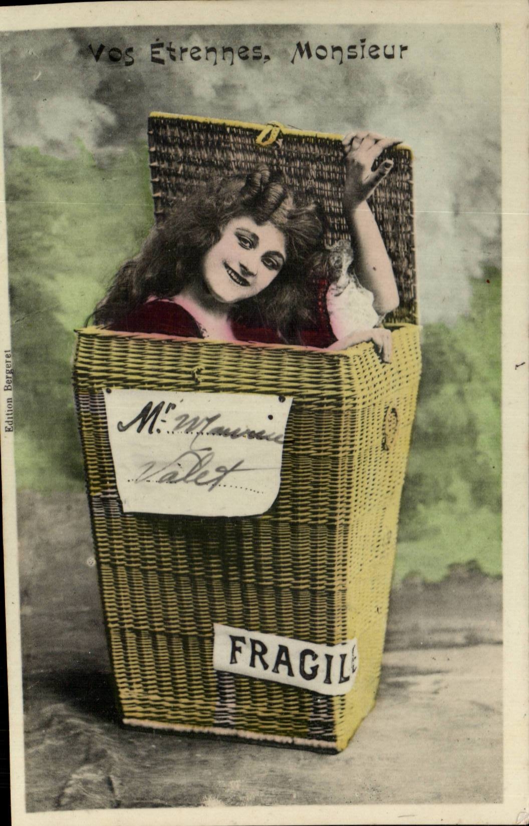 Fantaisie - Femme - Woman in a basket - CPA 