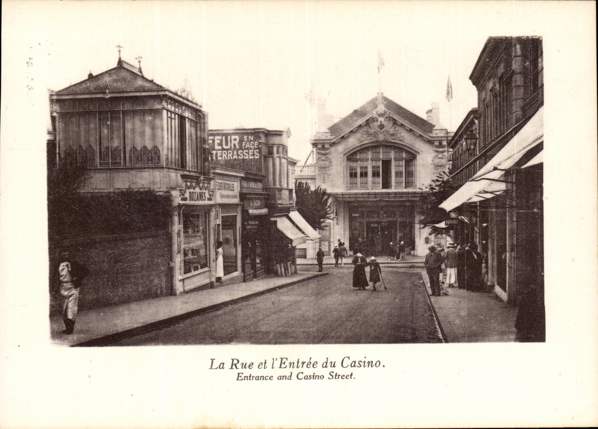La Rue et l'Entrée du Casino — La Rue et l'Entrée du Casino. — Éditeur : CPAPHIL