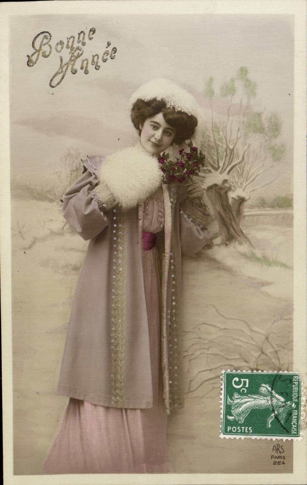 Joven mujer con abrigo de piel — Buena Año — ARS Paris 224
