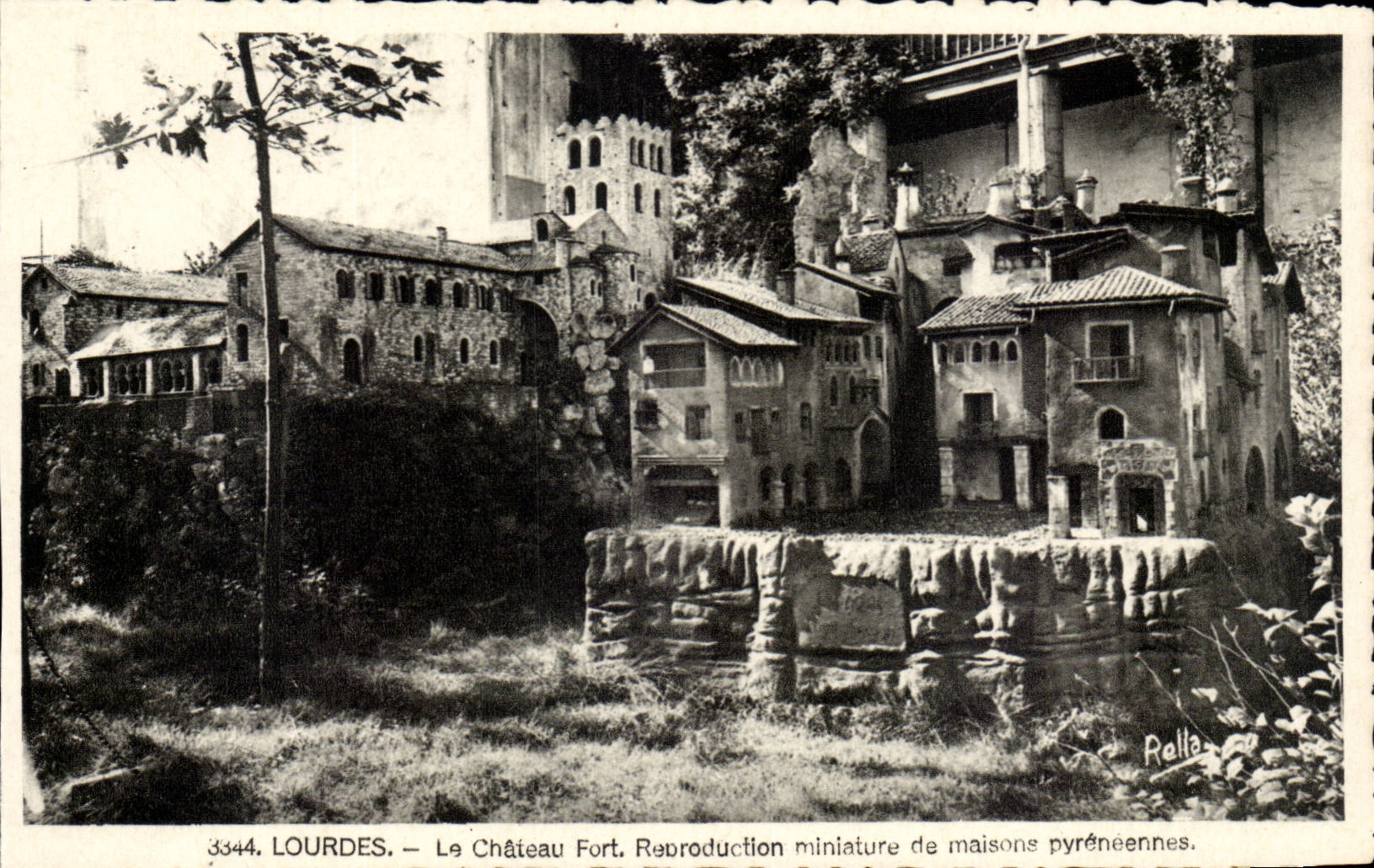 Lourdes - Le Chateau Fort - Reproduction miniature de maisons pyreneennes - CPA 