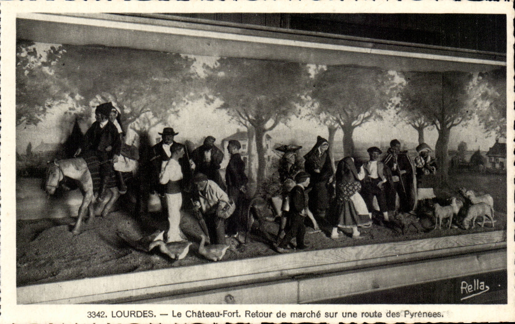 Lourdes - Le Chateau Fort - Retour de Marche sur une route de Pyrenees - CPA 