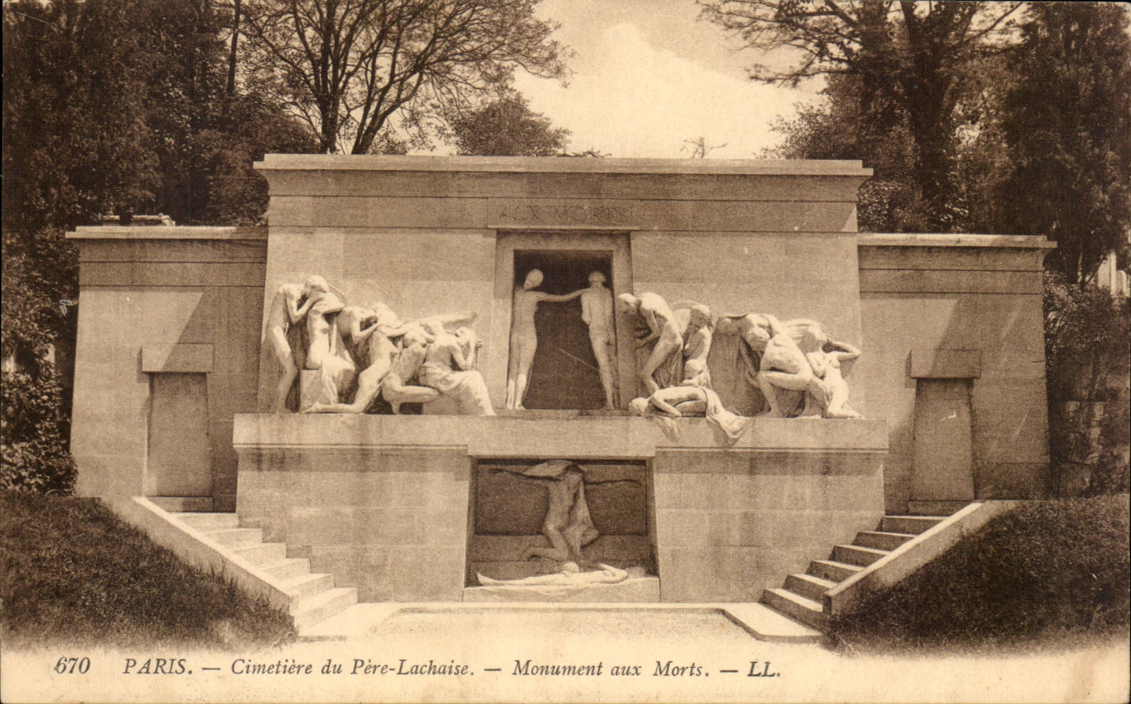 Paris CPA Cimetiere du Pere Lachaise Monument aux morts