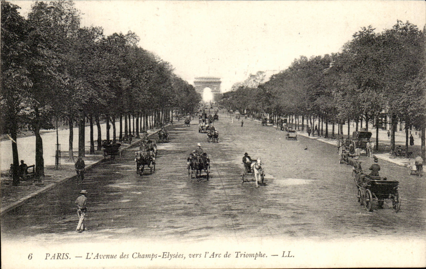 Paris CPA l'avenue des Champs elysees vers l'Arc de Triomphe