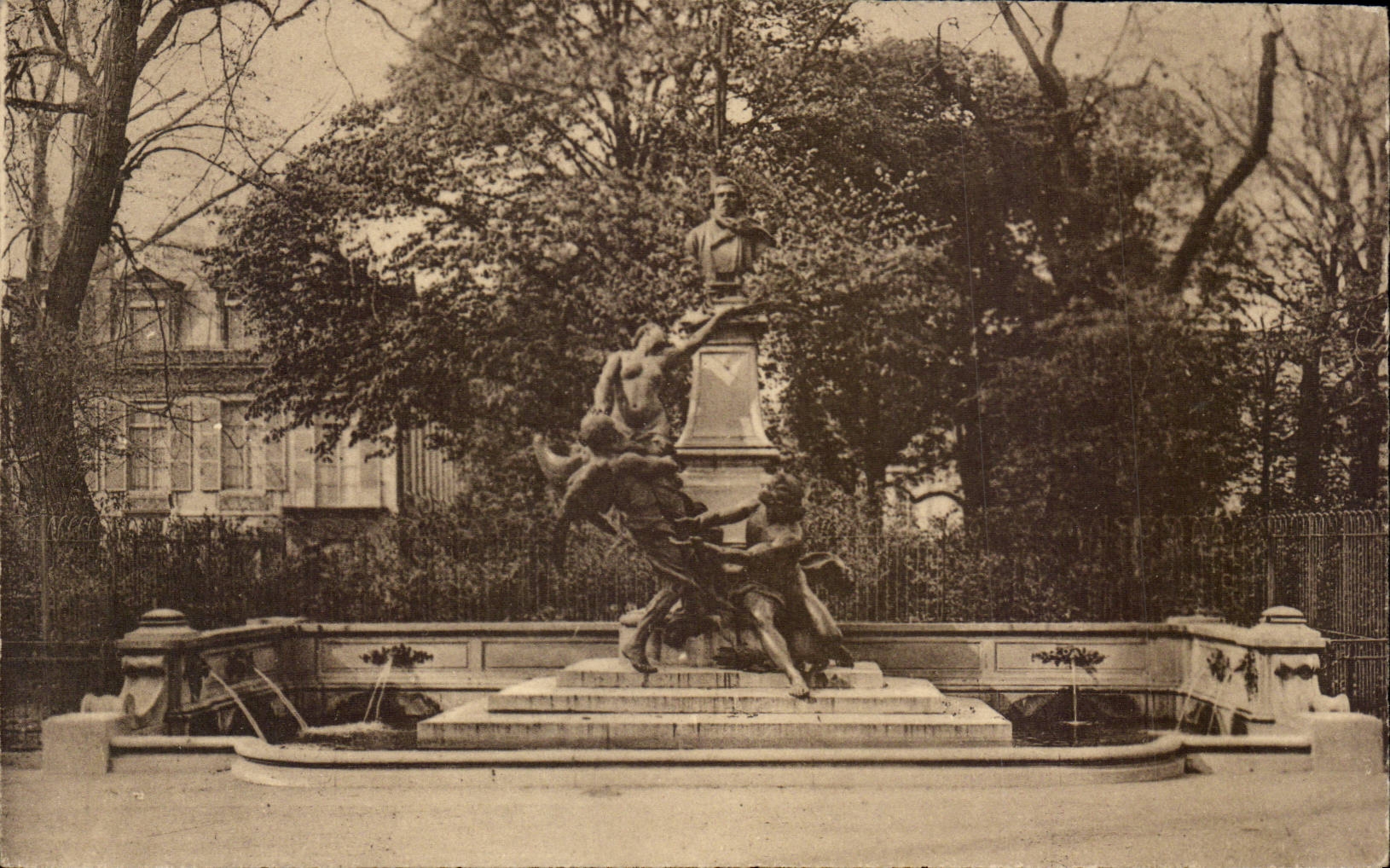 Paris CPA Jardin du Luxembourg Monument d'Eugene Delacroix par Dalou