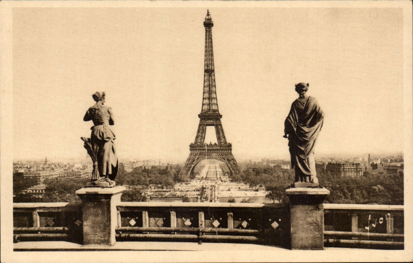 Paris CPA La Tour Eiffel vue des terrasses du Trocadero