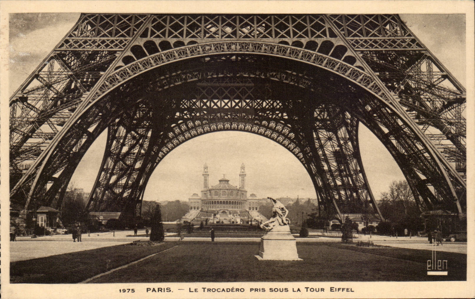 Paris CPA Le Trocadero pris sous la Tour Eiffel
