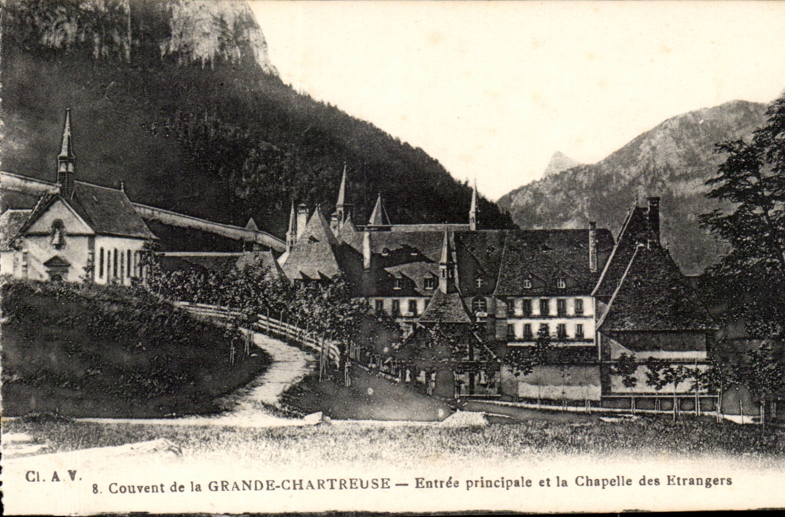 Dauphine CPA Le couvent de la grande chartreuse Entree principale et la chapelle des etrangers
