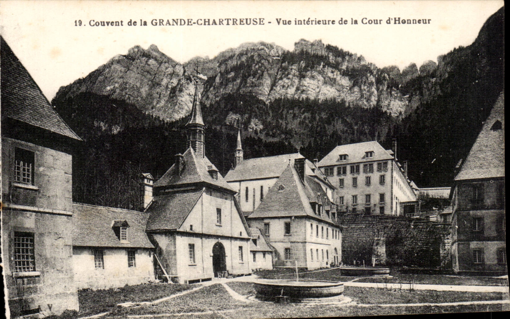 Couvent de la Grande-Chartreuse — Vue intérieure de la Cour d'Honneur — Éditeur : CPAPHIL, n° 19