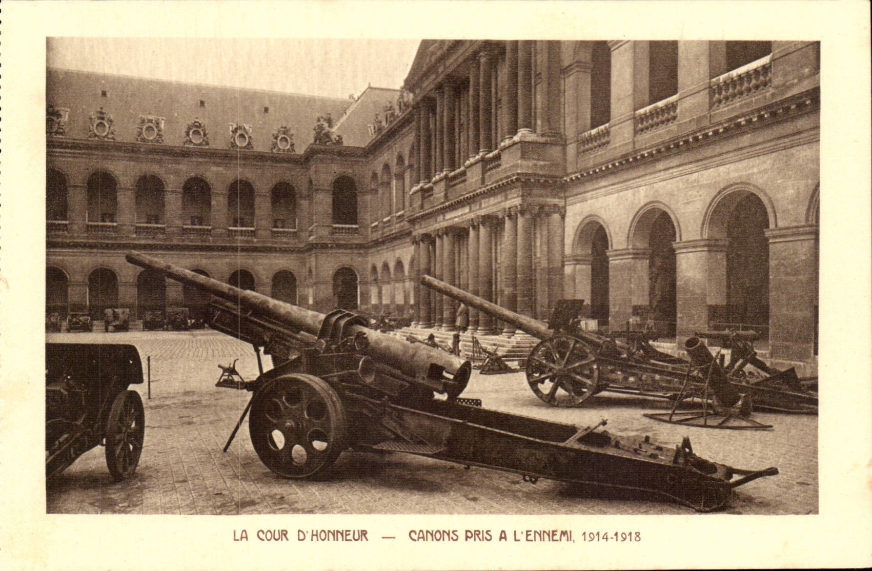 CPA La cour d'honneur Canons pris a l'ennemi 1914 1918 (militaria)