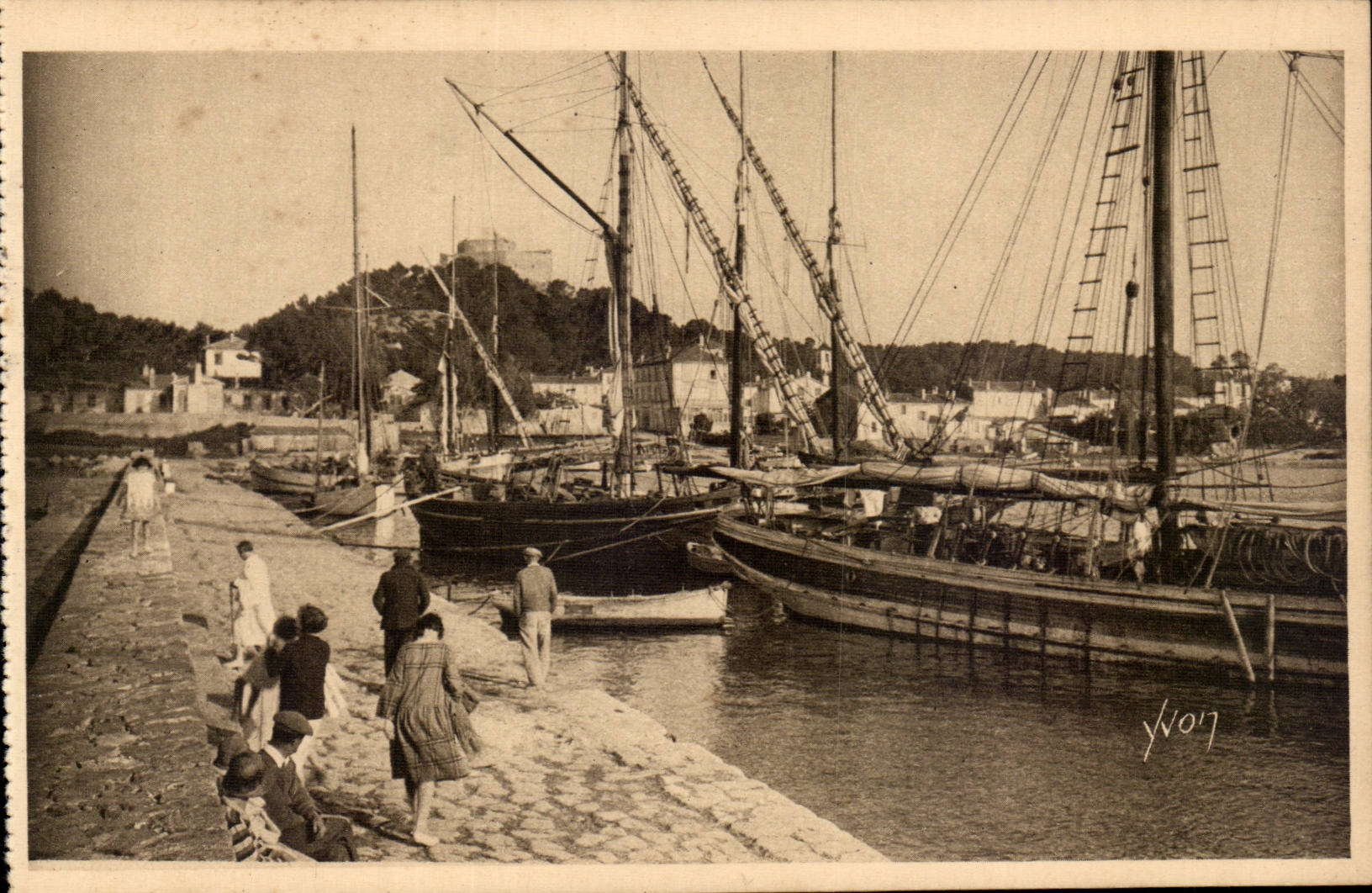 CPA Les iles d'Hyeres Porquerolles Le port et la jetee