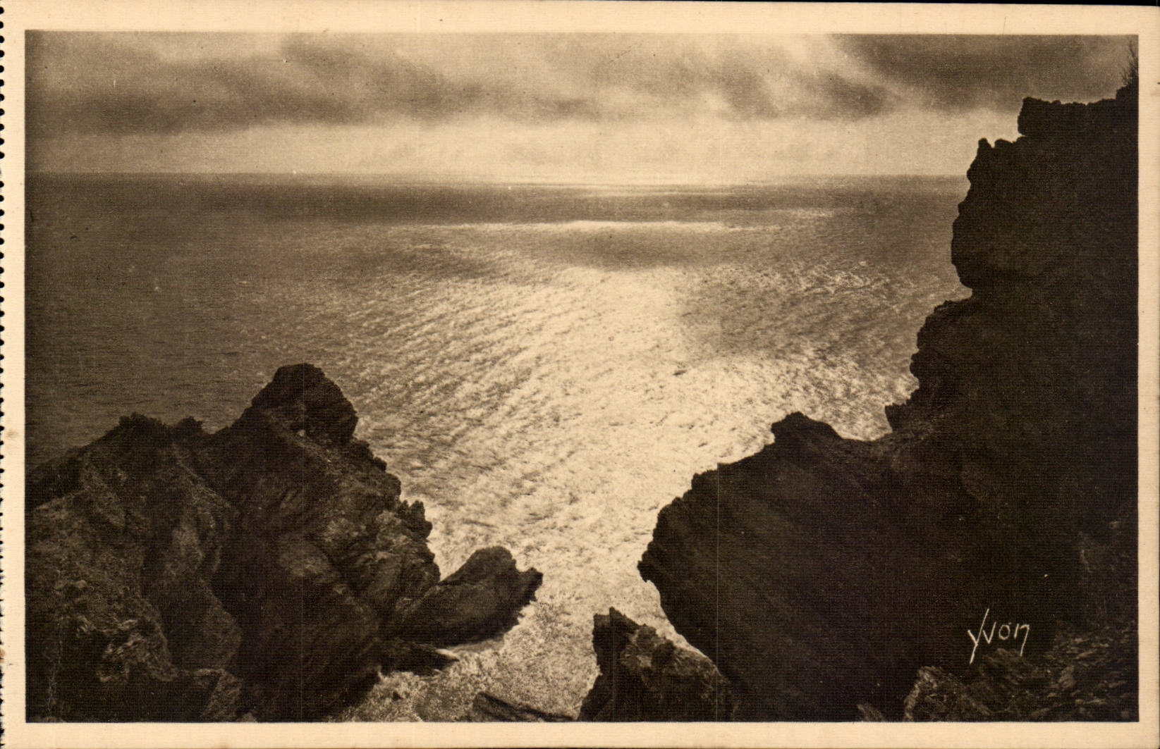 Les Îles d'Hyères (Var) — Lever de soleil sur la Grande Calé — Éditions d'Art YVON, Paris