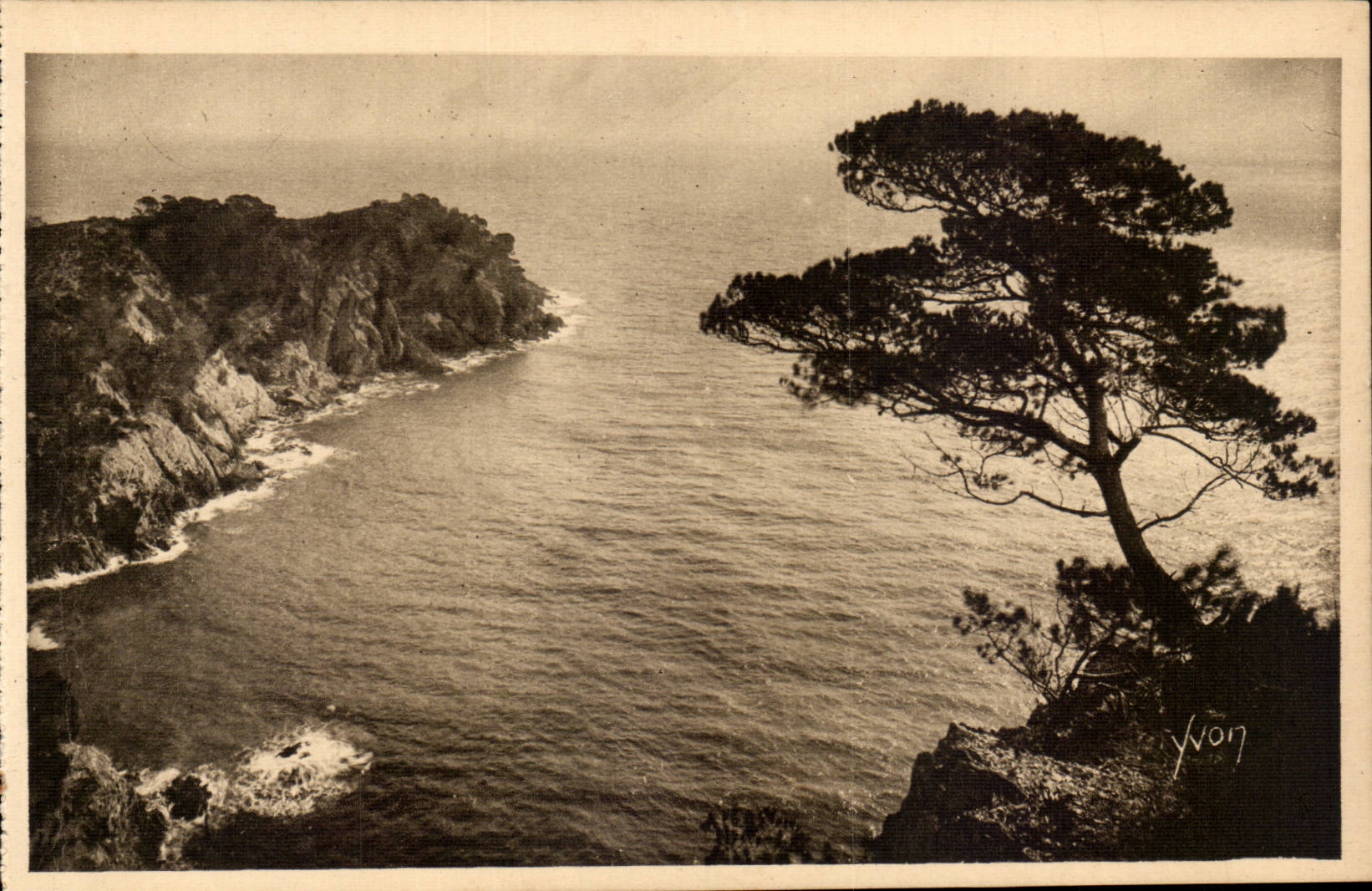 Les Îles d'Hyères - Pointe de l'Oustaou de Diou — Éditions d'Art YVON, n°6/57
