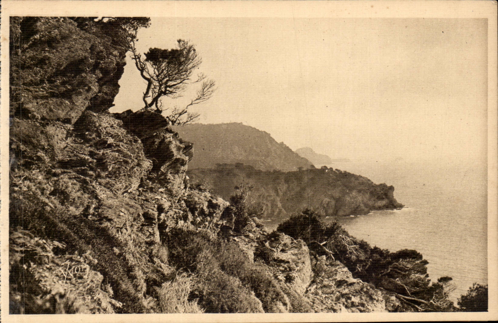 Porquerolles - Vue sur la Pointe de l'Oustaou et le grand Sérainé — Les Iles d'Hyères (Var) — Éditions d'Art YVON, Paris