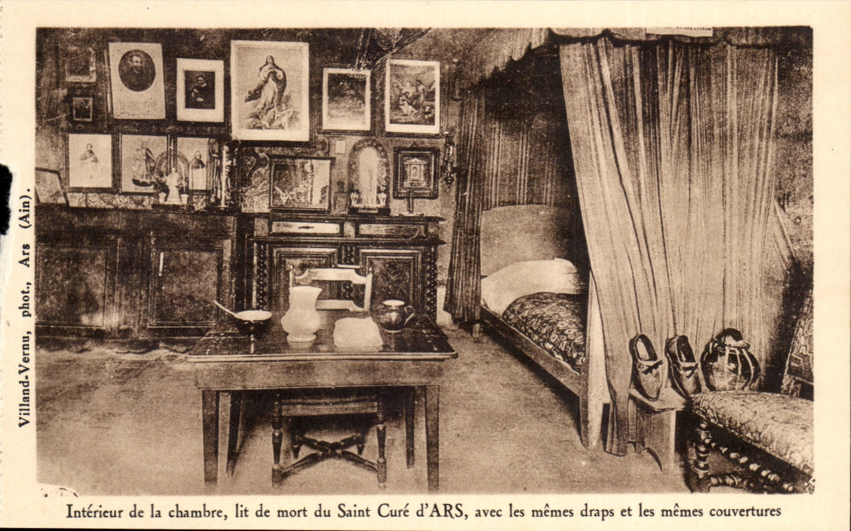CPA Ars Interieur de la chambre Lit de mort du saint cure d'Ars avec les memes draps et les memes couvertures