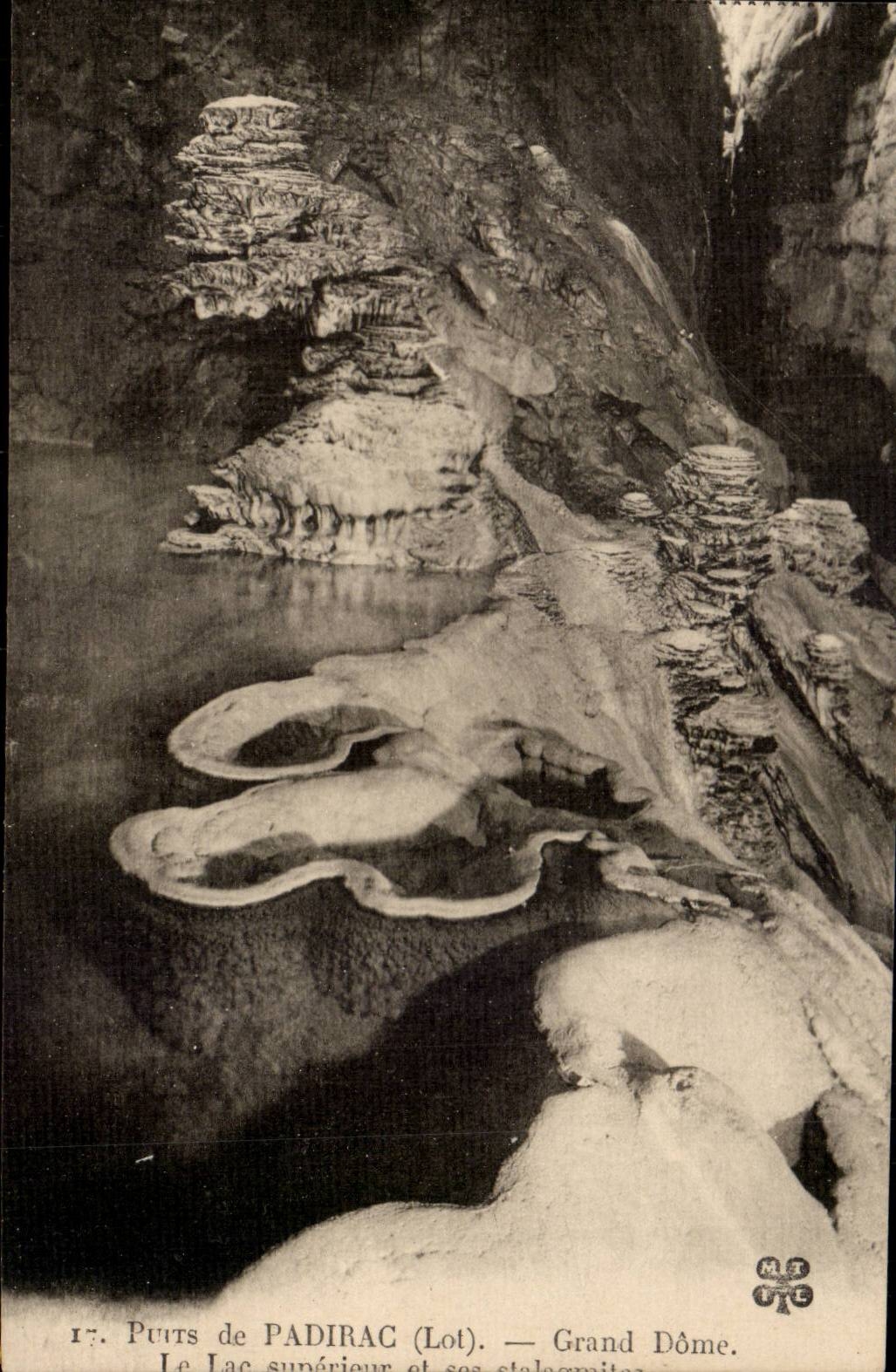 Puits de PADIRAC (Lot) — Lac supérieur et ses stalagmites — Grand Dôme