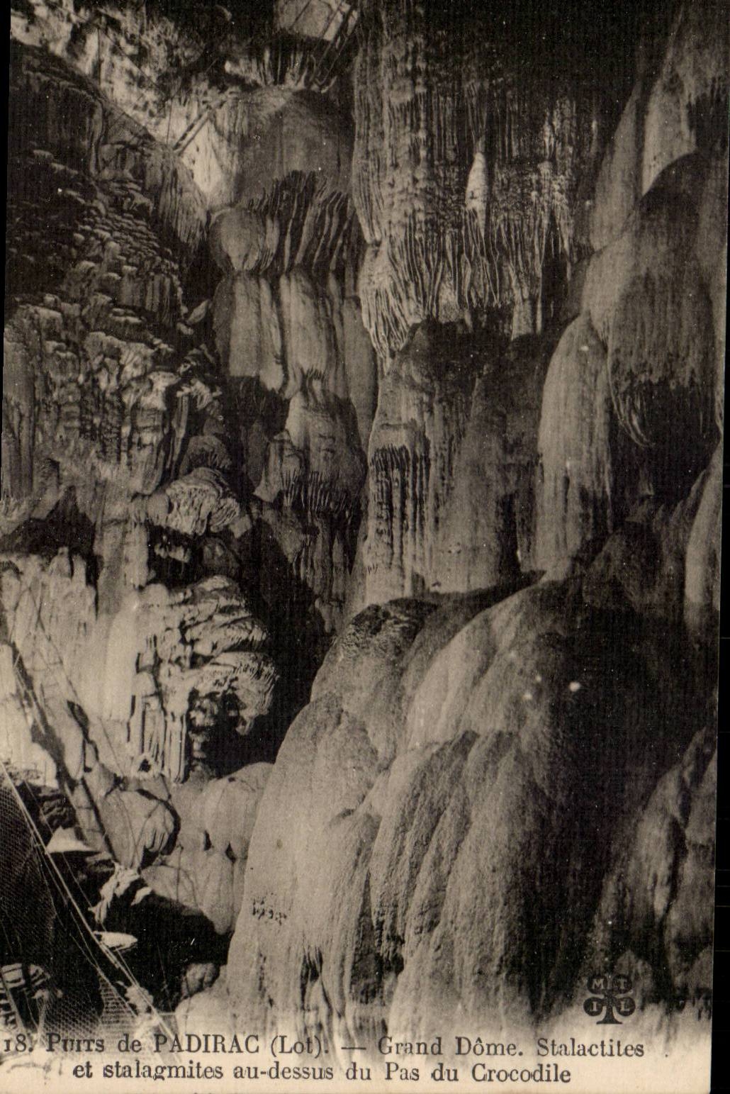 Höhlen von Padirac (Lot) — Großer Dom. Stalaktiten und Stalagmiten über dem Crocodile-Step
