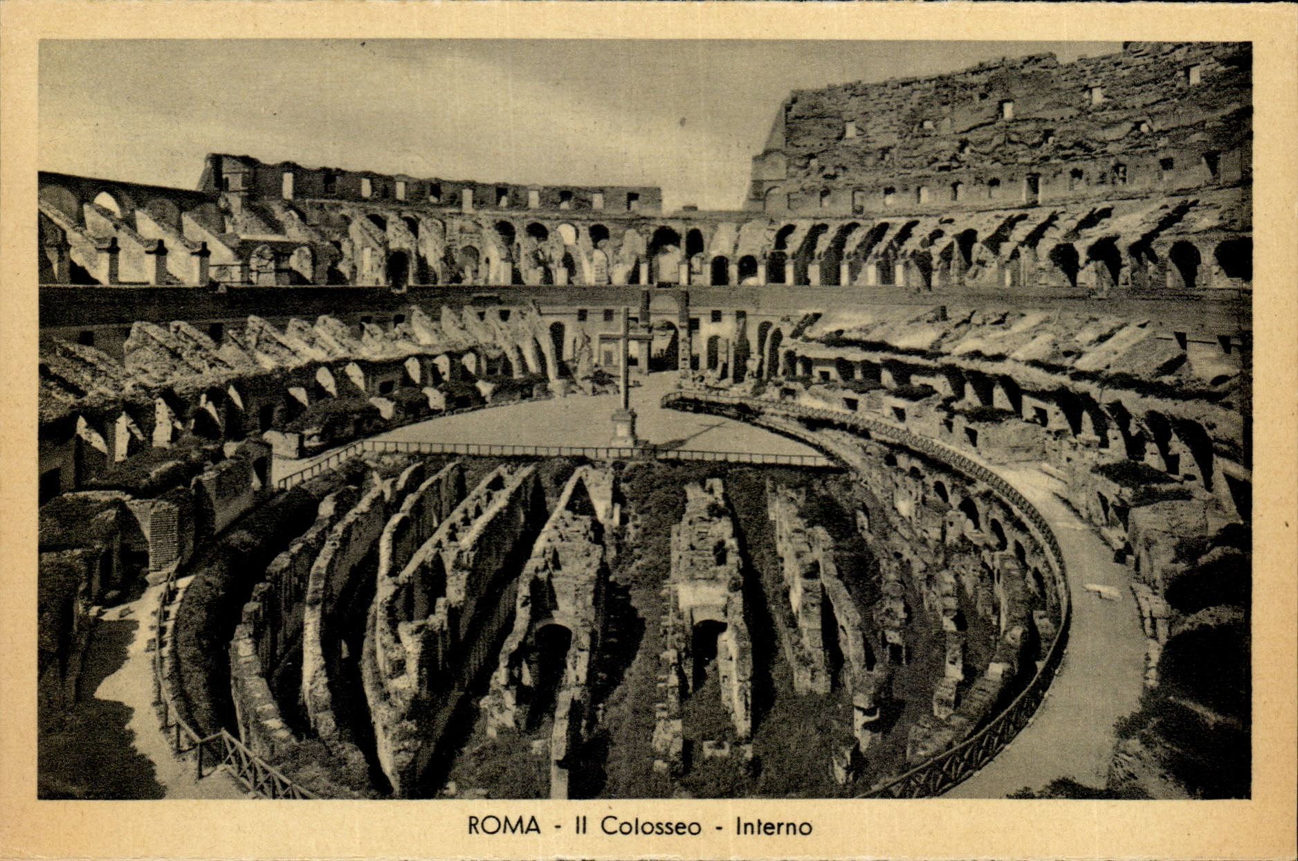 Italie Italia Roma CPA Il Colosseo Interno