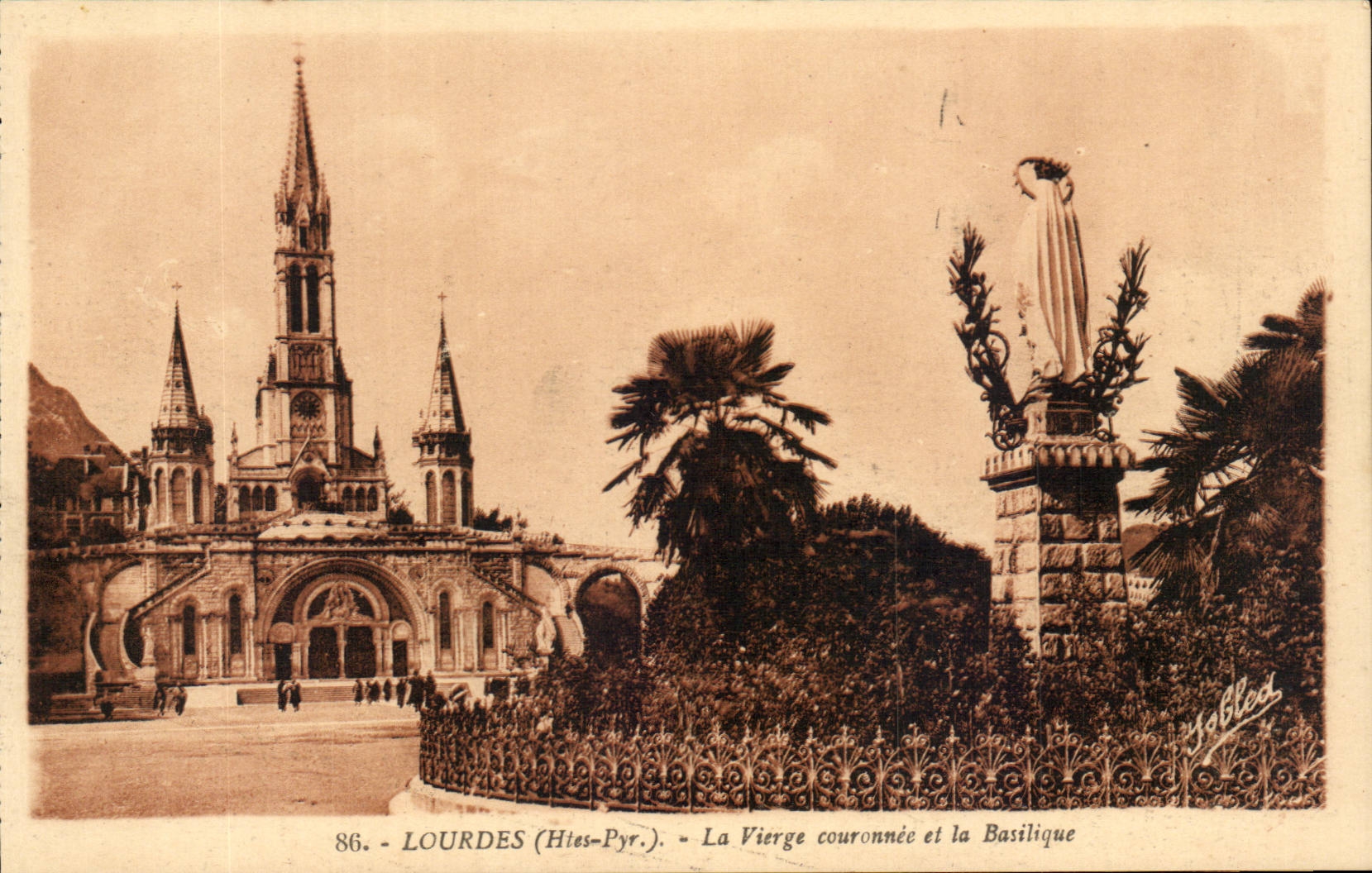 Lourdes - La Vierge Couronee et la Basilique CPA 